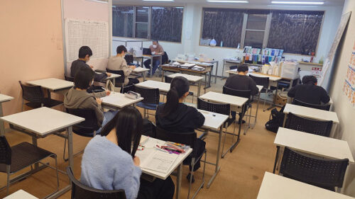 開智塾の自習室：夕方６時、那加桜丘校の自習室にはもう１０人以上来てる