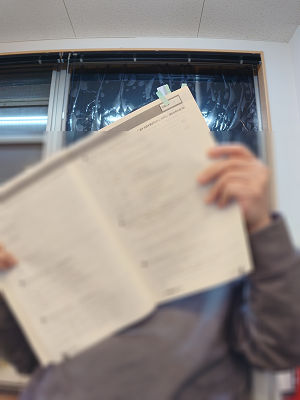 開智塾の自習室：フセン祭り！テキスト全マルやったで！（どや顔）