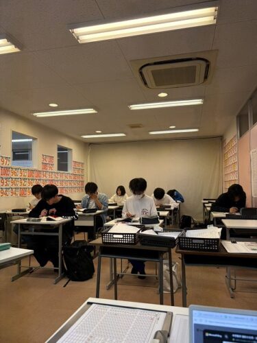 開智塾の自習室：勉強は地頭ではない。国公立、旧帝大以上を狙う人たちの世界。